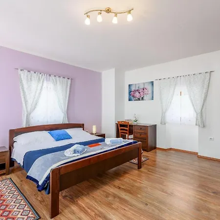 Hébergement de vacances V *